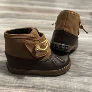 Baby Sperry size 2 GUC